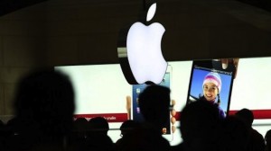 People-walk-through-the-Apple-retail-store-in-Grand-Central-Terminal-on-December-10-2012-in-New-York-City.-AFP