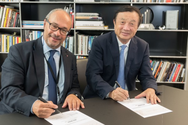 Ren Zhengfei, CEO of Huawei (right) and Dr. Andreas Kaufmann, majority shareholder and chairman of the advisory board of Leica Camera AG(left), signing the agreement