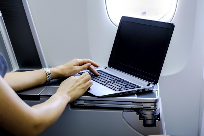 US considers laptop ban on all international flights