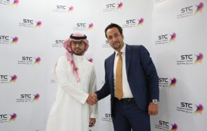 Abdullah Aldhafr, STC Cloud with Mohammed Al-Moneer, A10 Networks at the partnership signing ceremony