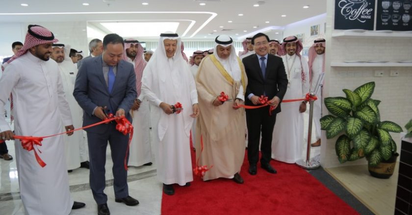 Representatives from Saudi Arabia's Ministry of Commerce and Investment and Huawei launch the centre