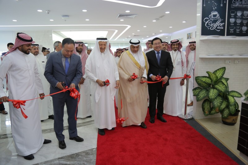 Representatives from Saudi Arabia's Ministry of Commerce and Investment and Huawei launch the centre