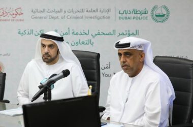 Dubai Police's major general Khalil Ebrahim Al Mansouri and du's Ahmad Bu Rhaima at the launch