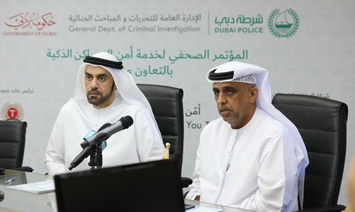 Dubai Police's major general Khalil Ebrahim Al Mansouri and du's Ahmad Bu Rhaima at the launch