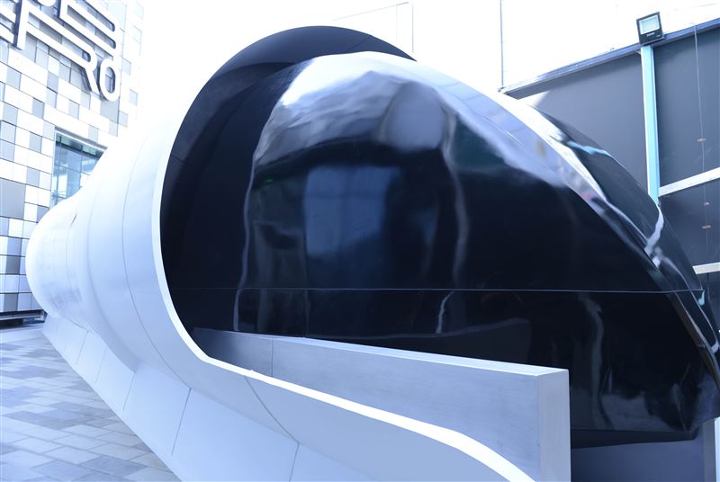 The Hyperloop boasts of deluxe interiors, cutting-edge broadcasting and display of information and entertainment materials as well as leather seats.