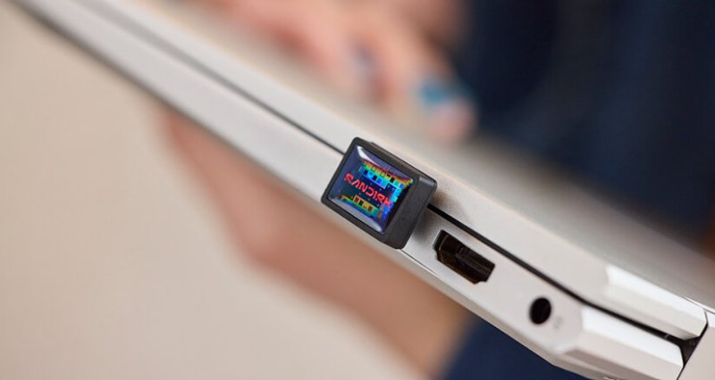 SanDisk’s Extreme Fit USB-C flash drive sits almost flush with the device, designed for always-on storage expansion.